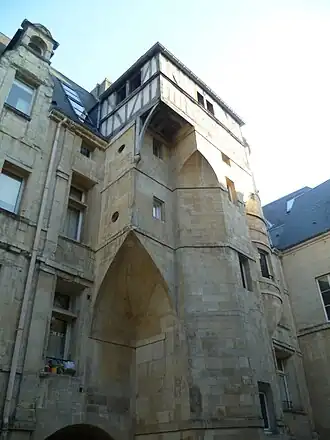 Hôtel Duquesnoy-du-Thon, à Caen. Encorbellements dont l'un est en partie constitué d'une trompe.