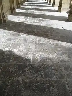 Dallage d'une galerie du cloître.