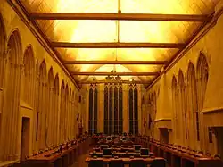 La salle du conseil, de nuit.