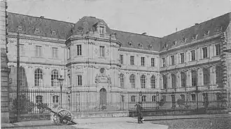 La cour avant la construction de la bibliothèque