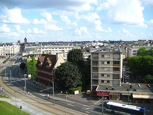 La maison des Quatrans, isolée dans un quartier reconstruit