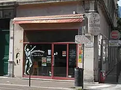 Café de la frise, situé cours Berriat à Grenoble avec un pochoir de Miss.Tic