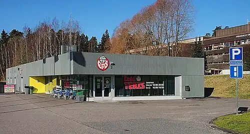 Café et la piscine d'Espoonlahti au fond.