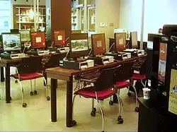 Photo des postes informatiques du café de Da