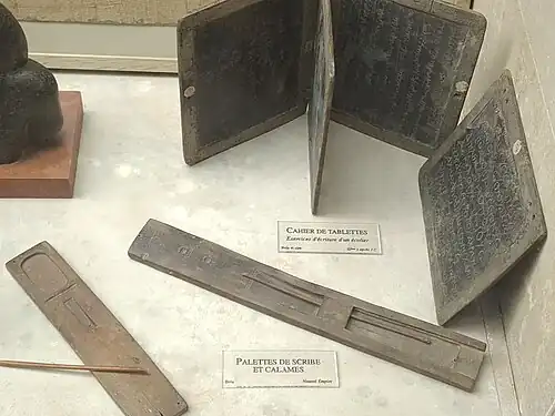 Le matériel du scribe : cahier de tablettes. Palettes de scribe et calame.