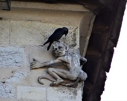 Petit diable sculpté au sommet de la tour centrale du pont Valentré.