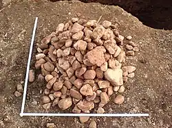 De grands galets tirés de terre.