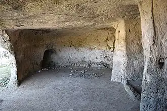 Chambre annexe gauche avec niche au fond.