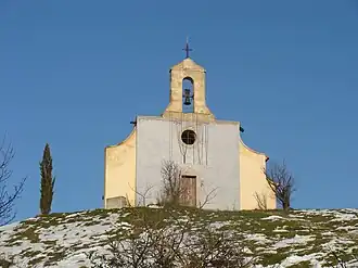 La chapelle Notre-Dame-de-la-Salette de Calas sur sa colline.