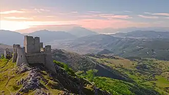 Le château de Rocca Calascio vu d'un drone