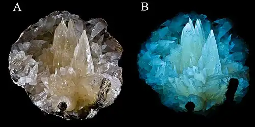 Calcite – Sud Maroc – (5,9&nbsp;cm) A: Lumière du jour, B: Ultraviolet