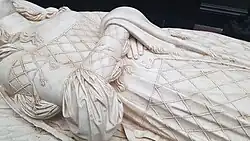 Détail de le manchon en fourrure et de la broderie rhomboïde.