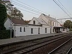 Aile de service et anciennes toilettes.