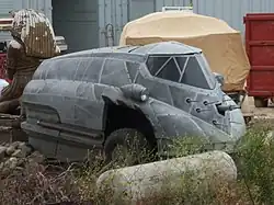 Voiture créée spécialement pour le film ressemblant à un minibus blindé de couleur grise avec des pics à l'avant.
