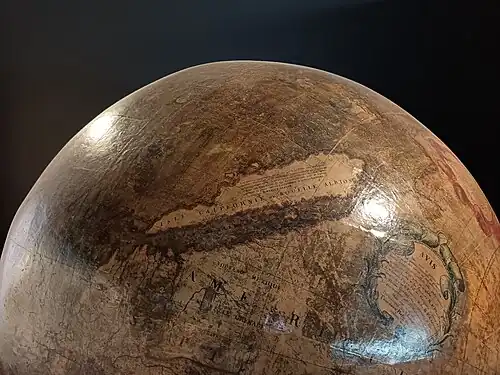 Détail du globe terrestre : une île ayant la forme de l'actuelle Californie.