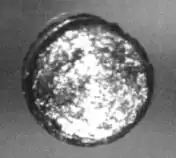 Californium (échantillon de 10&nbsp;mg large d'environ 1&nbsp;mm).