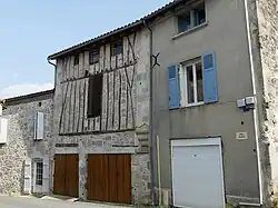 Maison à colombages dans le bourg.