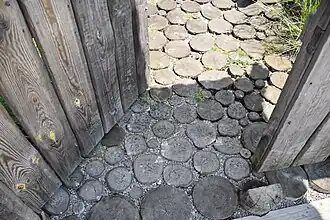 Chaussée en rondins debout. Parc «Киевская Русь». Festival « Call of Heroes ». Kopachiv, Obukhiv Raion de l'oblast de Kiev.