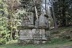 Margelle octogonale du puits .