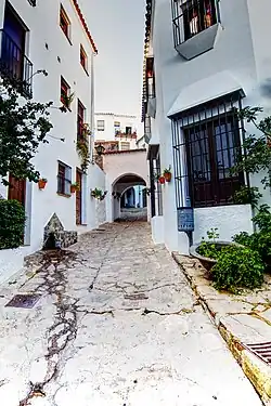 Une ruelle et son arche