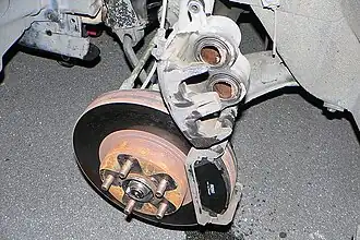 Étrier de frein à disque démonté, sur une Subaru Legacy. On distingue aisément les deux pistons de cet étrier flottant.