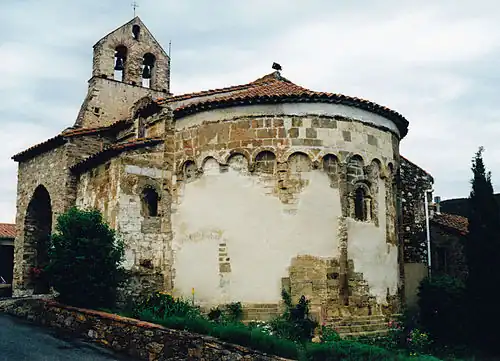 L'église et son chevet très abîmé.