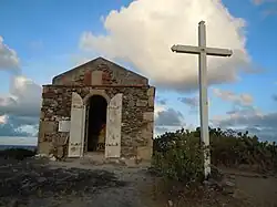 Façade de la chapelle et son calvaire.