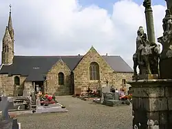 L'église Notre-Dame et son calvaire.