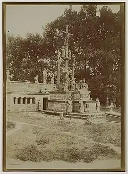 Photographie du calvaire de Guéhenno prise par Paul ou Charles Géniaux entre 1900 et 1906. Avec, à côté, l'ossuaire adjoint par l'abbé Jacquot dans la dernière partie du XIXème siècle. (Musée de Bretagne).