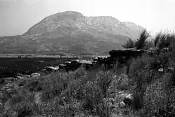 Le rempart Nord-Est vu depuis l'acropole. Au fond, la vallée de l'Evinos et le Mont Varassova.
