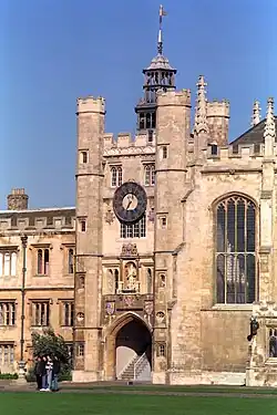 Photo d'un bâtiment d'apparence moyenâgeuse avec une horloge sur la façade