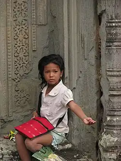 Enfant khmère au pied d'un temple d'Angkor.