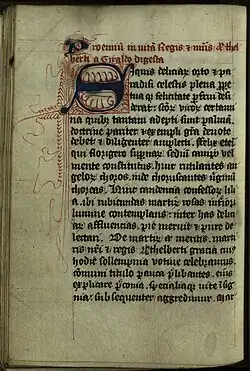 Une page de manuscrit rédigée à l'encre noire, avec un S enluminé en bleu et rouge au début