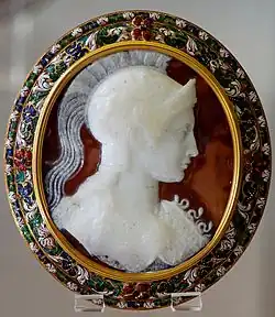 Athéna portant l'égide. Camée en sardonyx, fin du Ier&nbsp;siècle&nbsp;av. J.-C. ; monture en or émaillé de la fin du XVIIe&nbsp;siècle. Cabinet des médailles.