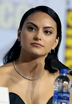 Camila Mendes interprète Veronica.