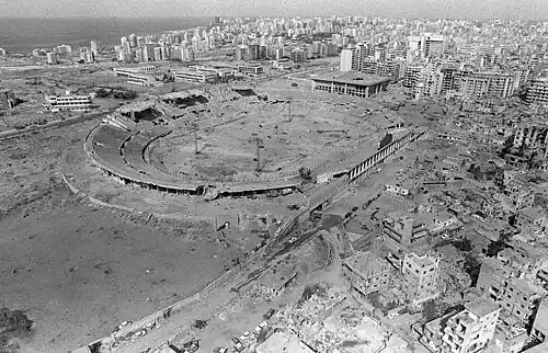 vue du stade après les bombardements de 1982