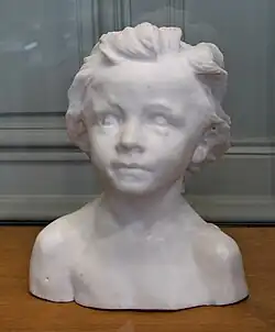 Photo de buste en marbre, de face