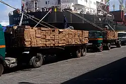 Le débarquement de poisson au port de Douala.