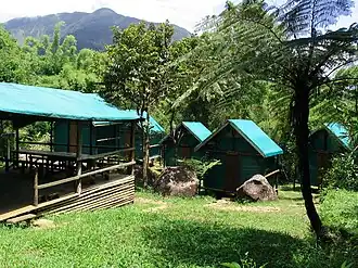Quelques bungalows fait en bois et en bâche ainsi qu'un abri-repas.