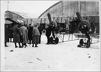 Mission anglaise visitant l'escadrille Caudron