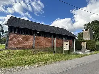Vue partielle des vestiges depuis la route.