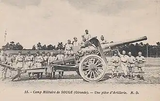 Une pièce d'artillerie.