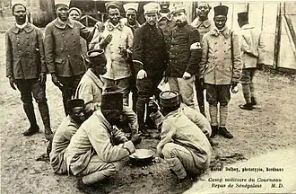 Camp du Courneau, repas de Sénégalais.