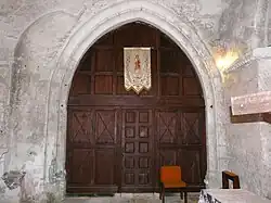 La porte entre le chœur et la chapelle funéraire.