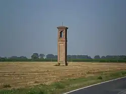 Le campanile de Durazzo, dernier vestige du bourg médiéval détruit au XVIIIe&nbsp;siècle par les crues successives.