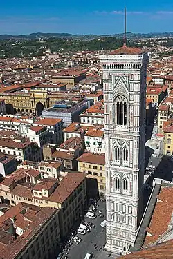 Le campanile de Giotto de la cathédrale de Florence, XIVe&nbsp;siècle, est entièrement paré de marbre finement ouvragé, blanc, rose et vert.