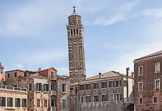 Le campanile de Santo Stefano : 61 mètres extrêmement penché