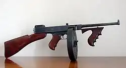 Colt-Thompson Modèle 1921, avec un chargeur tambour de 100 coups.