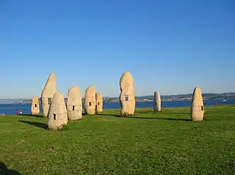Les Menhirs pour la Paix du sculpteur galicien Manolo Paz, sur le Campo da Rata.