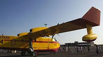 le flotteur est fixé sous l'aile par un pylône profilé.